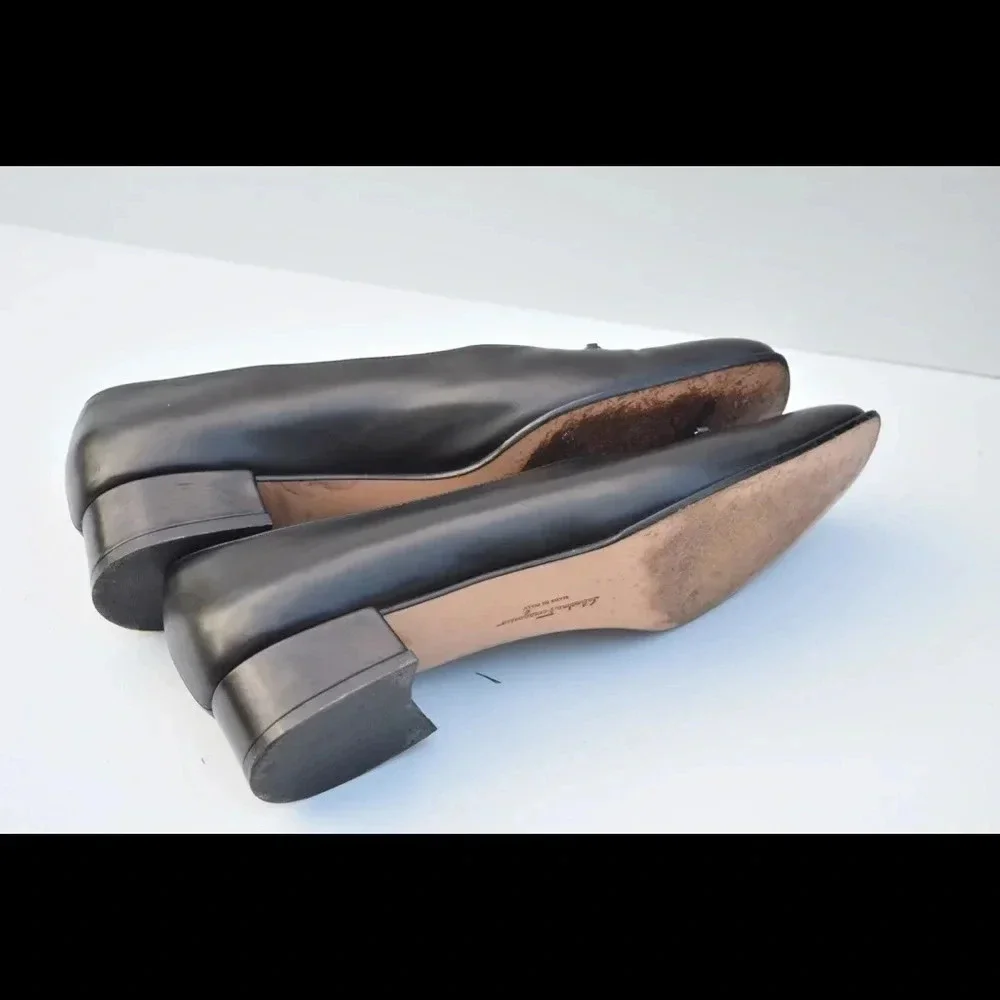 Beautiful Salvatore Ferragamo Logo Pumps